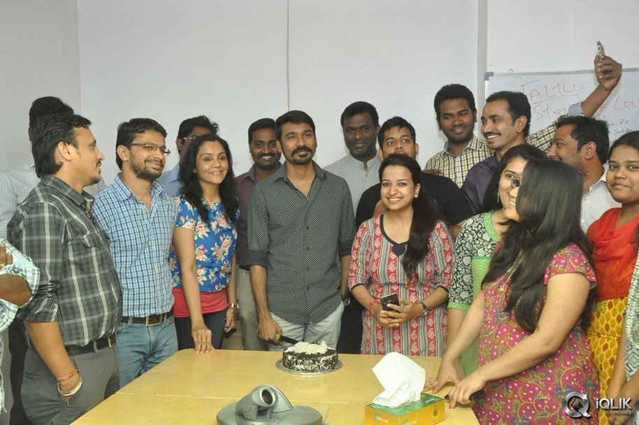 Dhanush-at-Radio-Mirchi-For-Anekudu-Movie-Promotions
